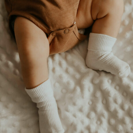 Babyfüße mit Socken